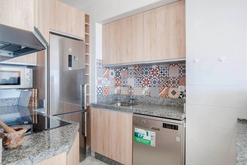021 - Wonderful Beachfront Apartment With Stunning Sea Views Benalmádena Exterior foto