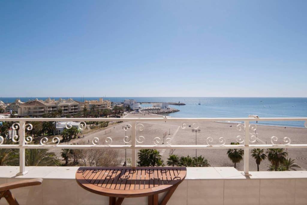 021 - Wonderful Beachfront Apartment With Stunning Sea Views Benalmádena Exterior foto