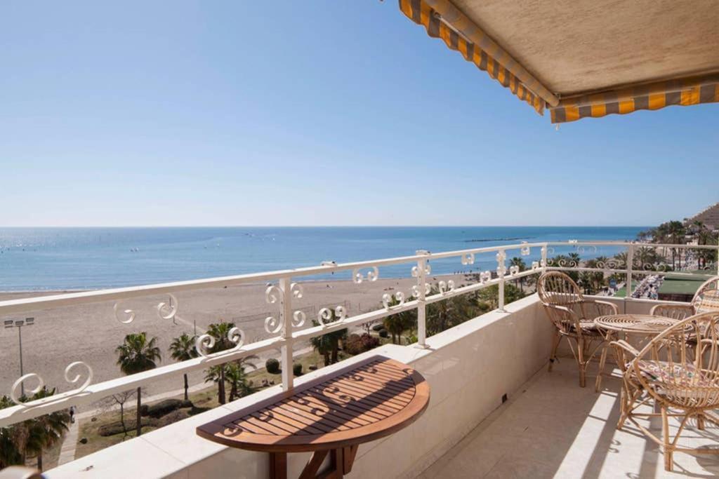 021 - Wonderful Beachfront Apartment With Stunning Sea Views Benalmádena Exterior foto